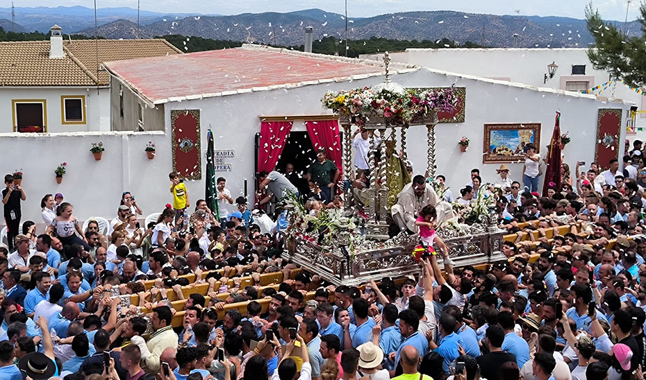 Momento de la procesión de la Virgen de la Cabeza.